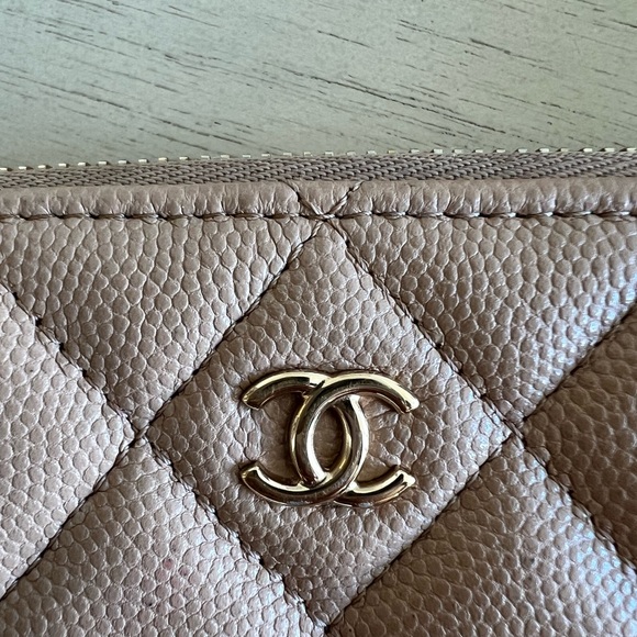 Chanel beige pouch - Picture 3 of 3